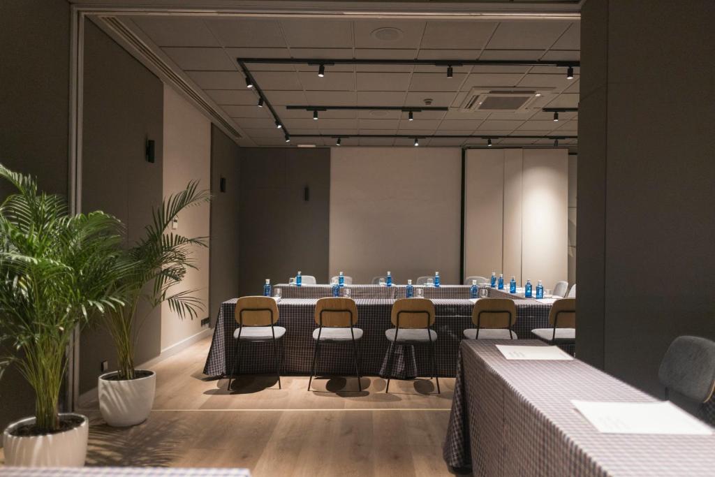 una sala de reuniones con una mesa larga y sillas en Hotel Malcom and Barret, en Valencia