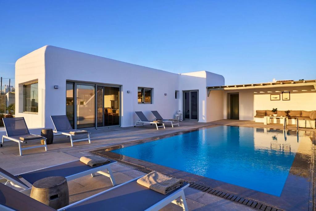 Cette villa dispose d'une piscine et d'une terrasse. dans l'établissement Destiny Villa, à Psarrou