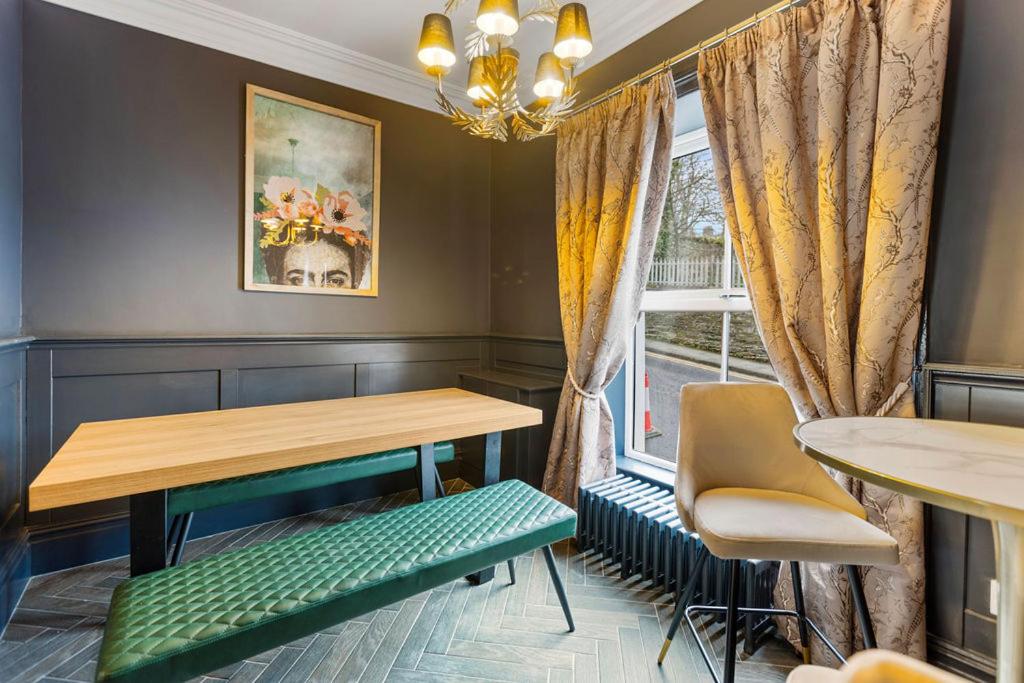 jadalnia ze stołem i krzesłami oraz oknem w obiekcie Hestia House w mieście Londonderry/Derry