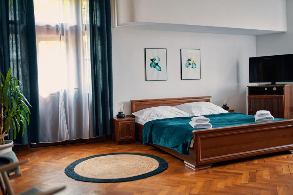 1 dormitorio con 1 cama y TV de pantalla plana en Penzion Pivovar Volt en Jablonec nad Nisou