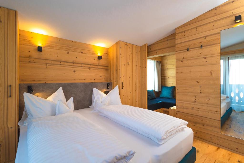Postel nebo postele na pokoji v ubytování Garni Residence Alnö - Adults Only
