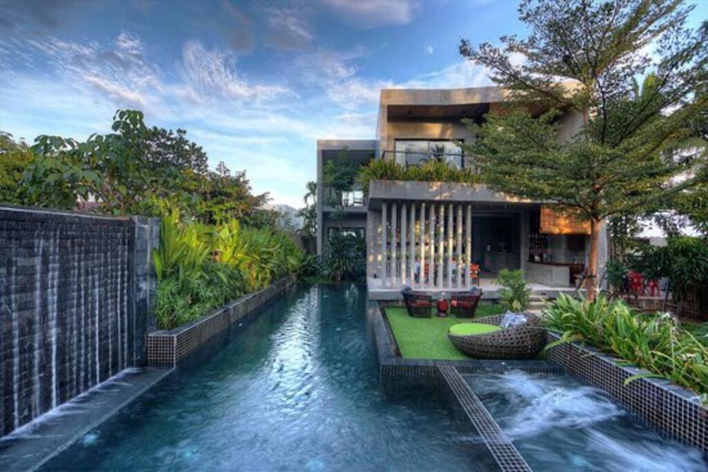 dom z rzeką przed nim w obiekcie Theary Luxury Villa w Siem Reap
