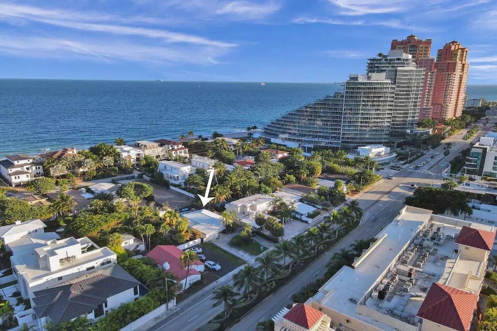 eine Luftansicht auf eine Stadt und das Meer in der Unterkunft 5 Minute Walk to the Beach in Fort Lauderdale