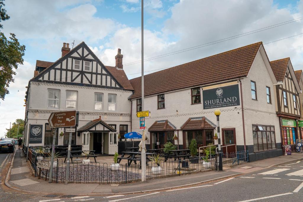 un edificio en la esquina de una calle en The Shurland Hotel Gym Spa en Eastchurch