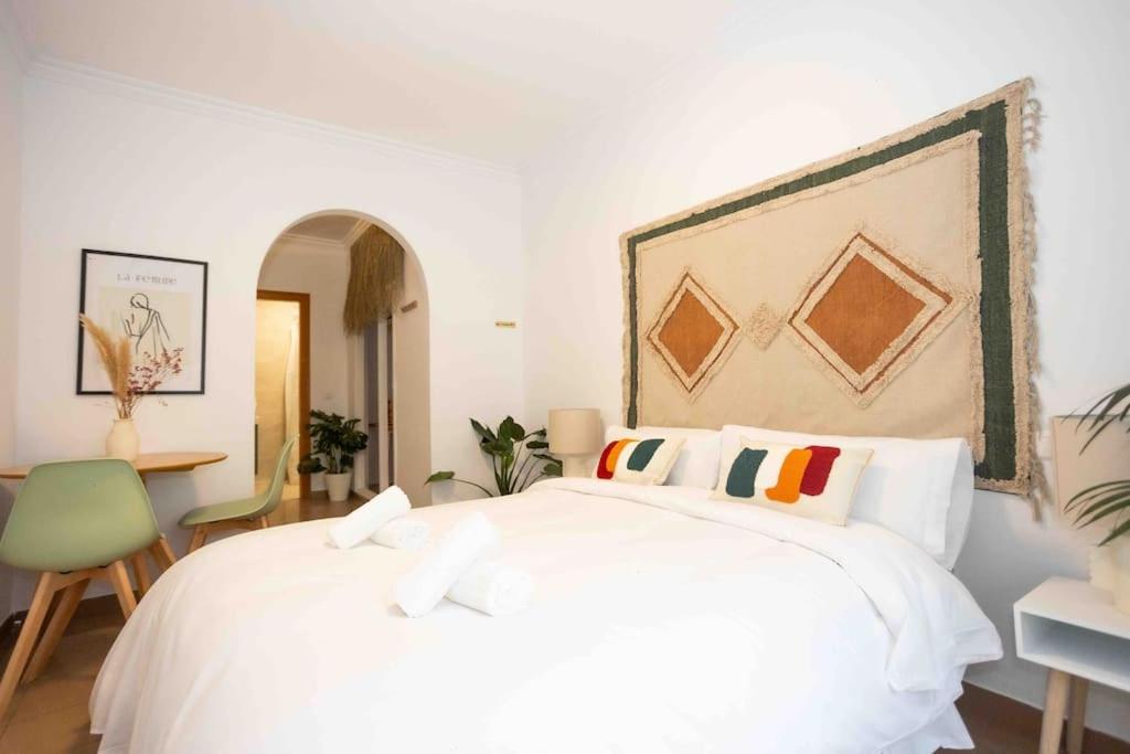 Postel nebo postele na pokoji v ubytování Naim Guest House Nerja