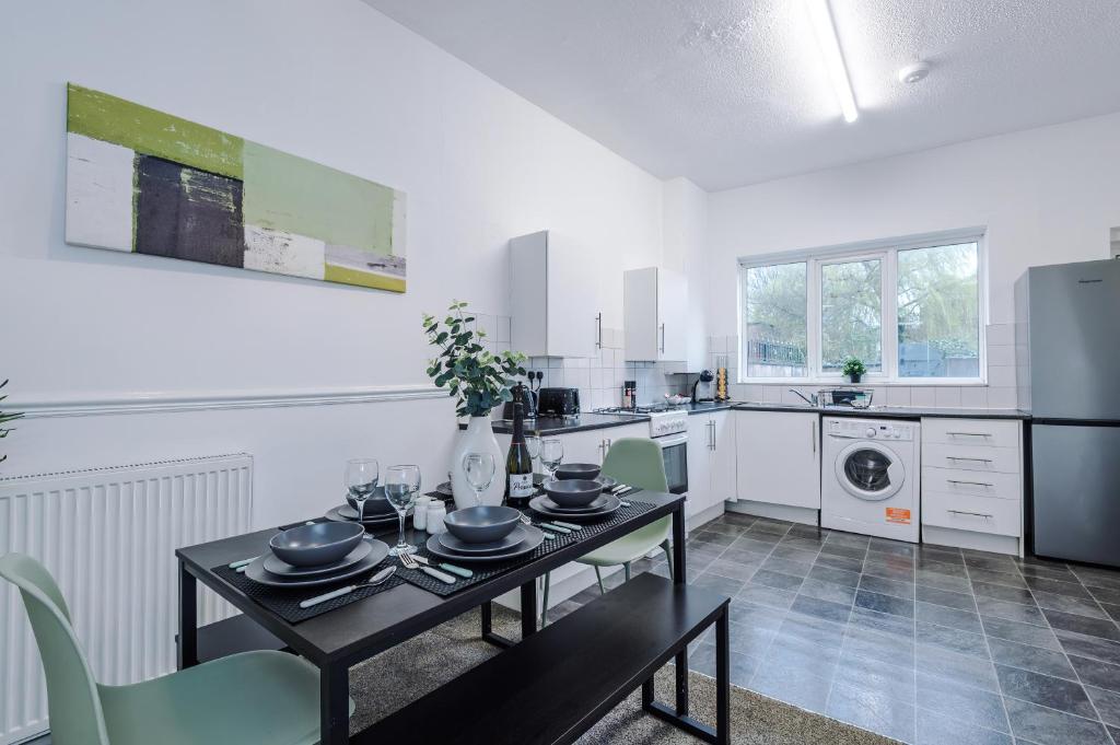 Cuina o zona de cuina de Stylish House in Manchester Sleeps7 Wifi & Parking by PureStay