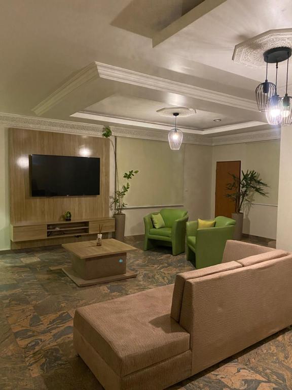 sala de estar con sofá y TV en BEDWELL HOMES en Lagos