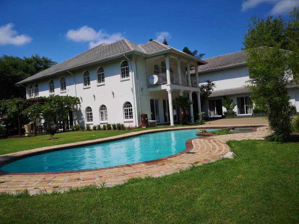 una casa con piscina en el patio en Lotus Guest House, en Johannesburgo
