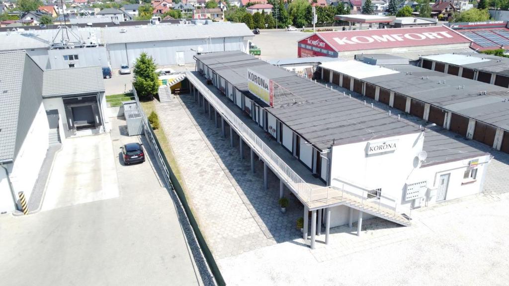 een uitzicht over het treinstation bij Motel Korona in Zamość