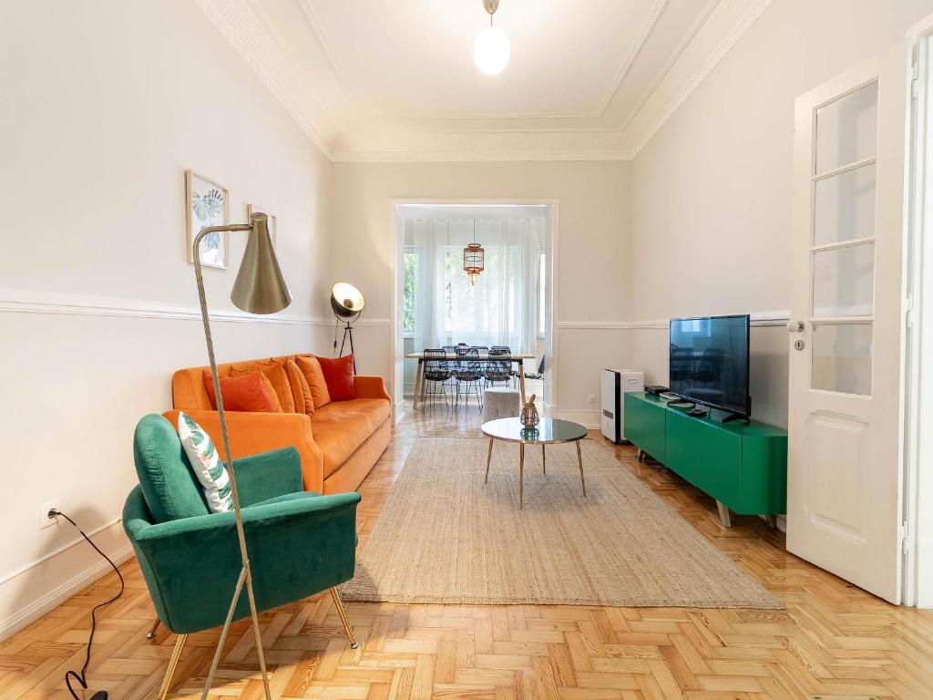 salon z kanapą i telewizorem w obiekcie Akicity Lisboa Iris w Lizbonie