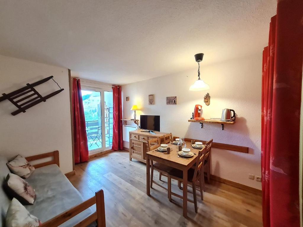 a living room with a table and a dining room at Meije 5 - C3 - Appart 4 pers proche pistes in Les Deux Alpes