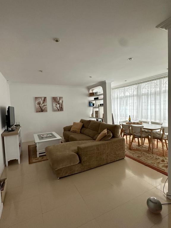 salon z kanapą i stołem w obiekcie Vivienda Cousillas w mieście Noalla