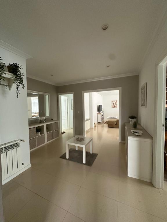 duży salon ze stołem w środku w obiekcie Vivienda Cousillas w mieście Noalla