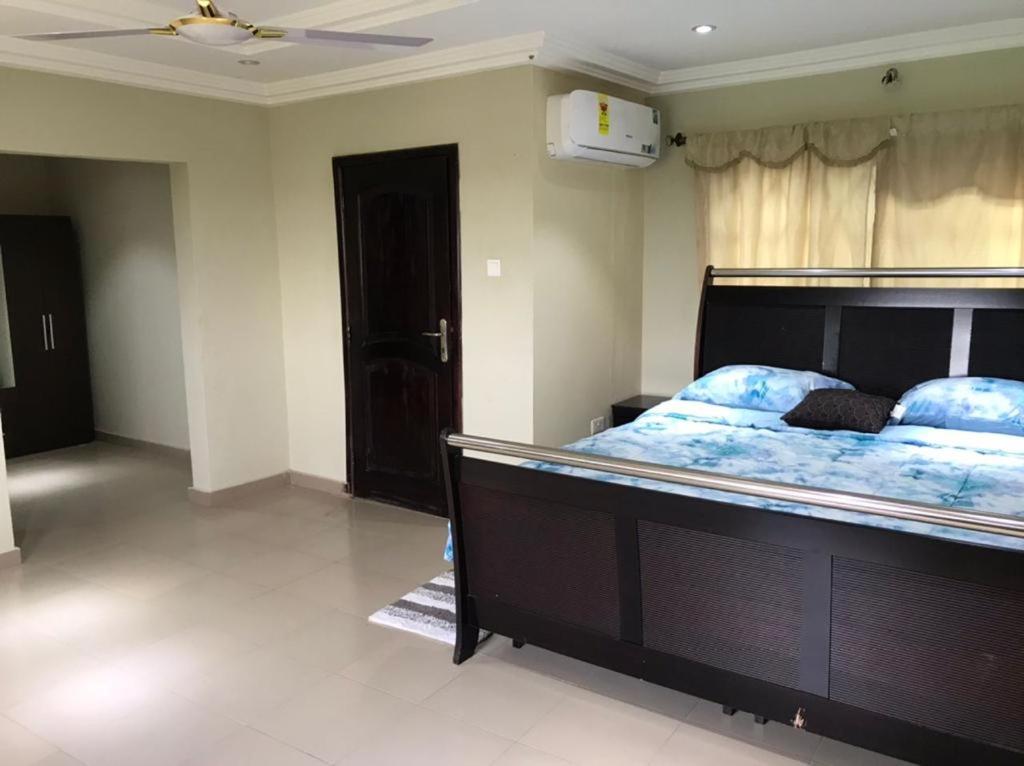 1 dormitorio con 1 cama grande en una habitación en Villa at Grace, en Cape Coast