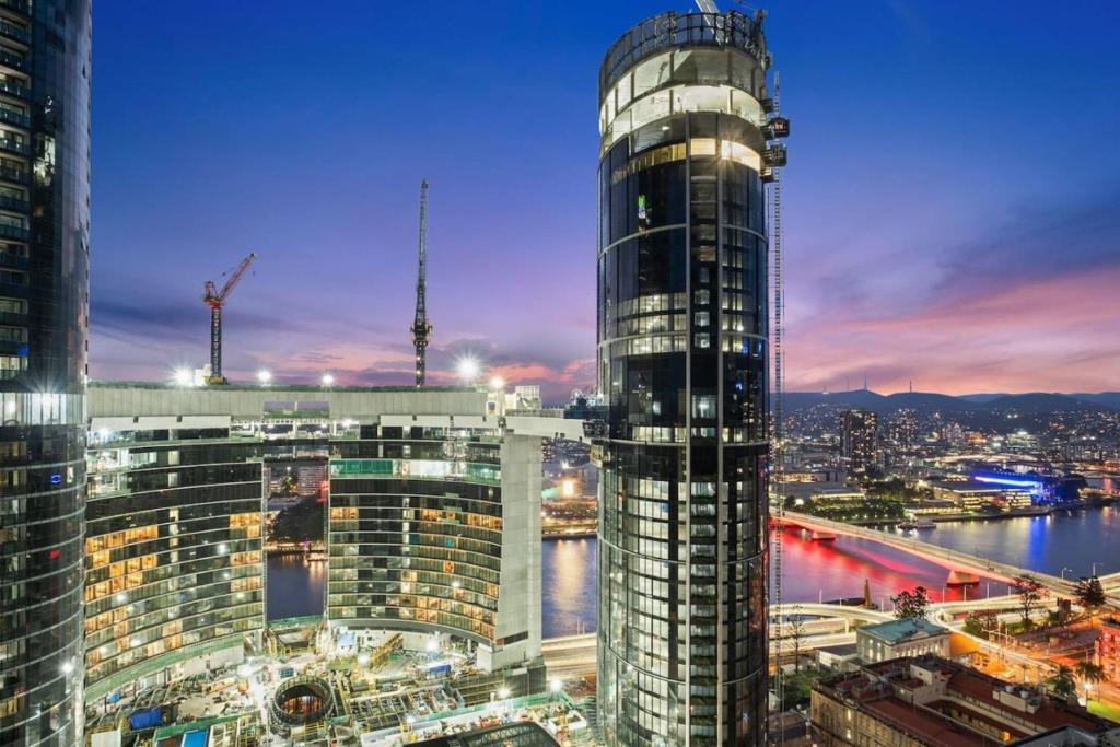 vistas a una ciudad con un edificio alto en Lux Sub-Penthouse with Casino views en Brisbane