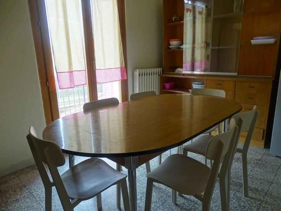 een eettafel en stoelen in een kamer bij LadiRosa in Civitanova Marche