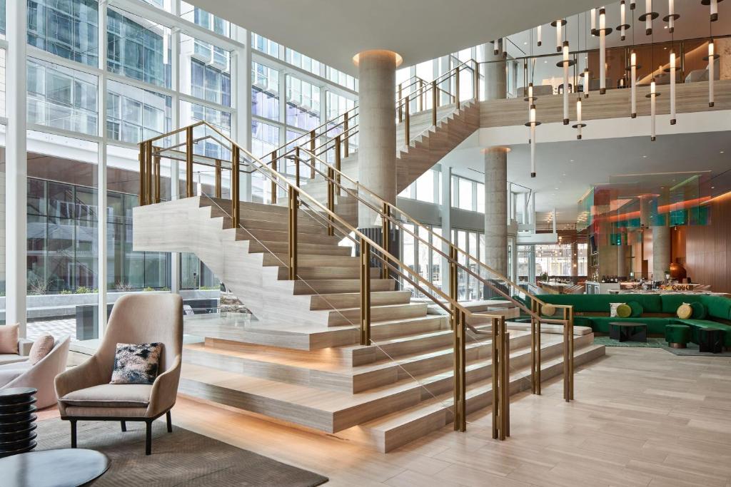 una escalera en el vestíbulo de un edificio en Marriott Bethesda Downtown at Marriott HQ en Bethesda