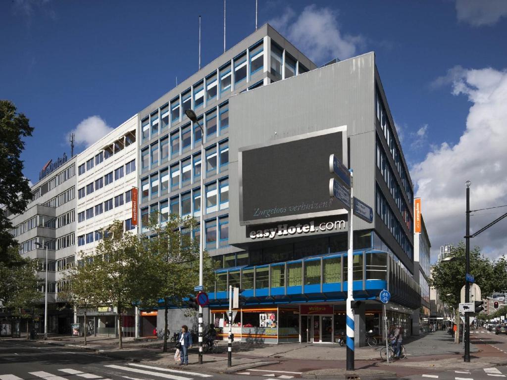 un grand bâtiment avec un panneau sur son côté dans l'établissement easyHotel Rotterdam City Centre, à Rotterdam