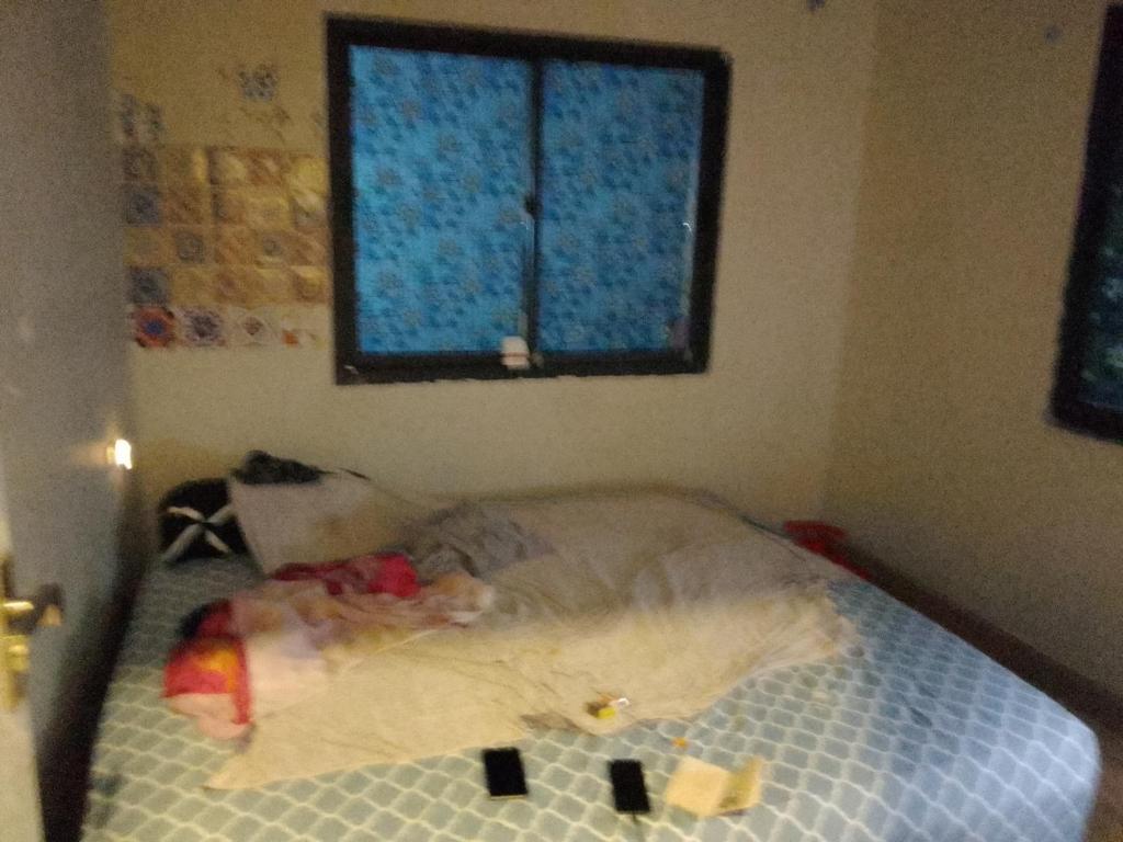 love في Ban Tao Pun: سرير صغير في غرفة نوم مع نافذة
