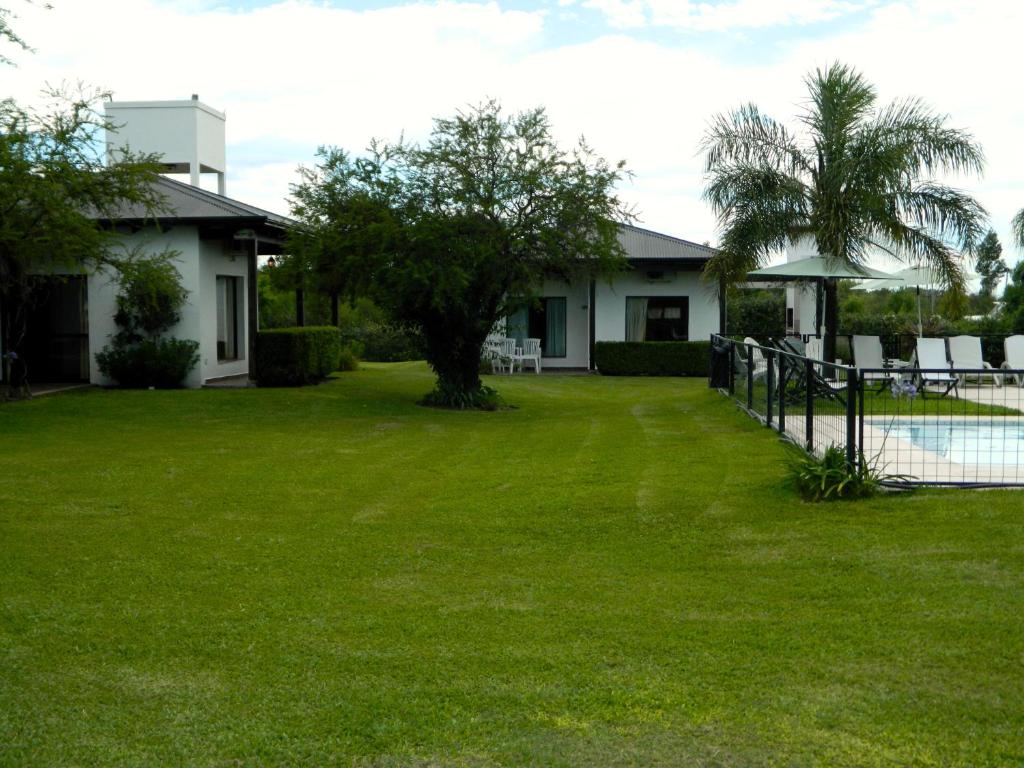una casa con patio y pista de tenis en Cabañas El Origen en Colón