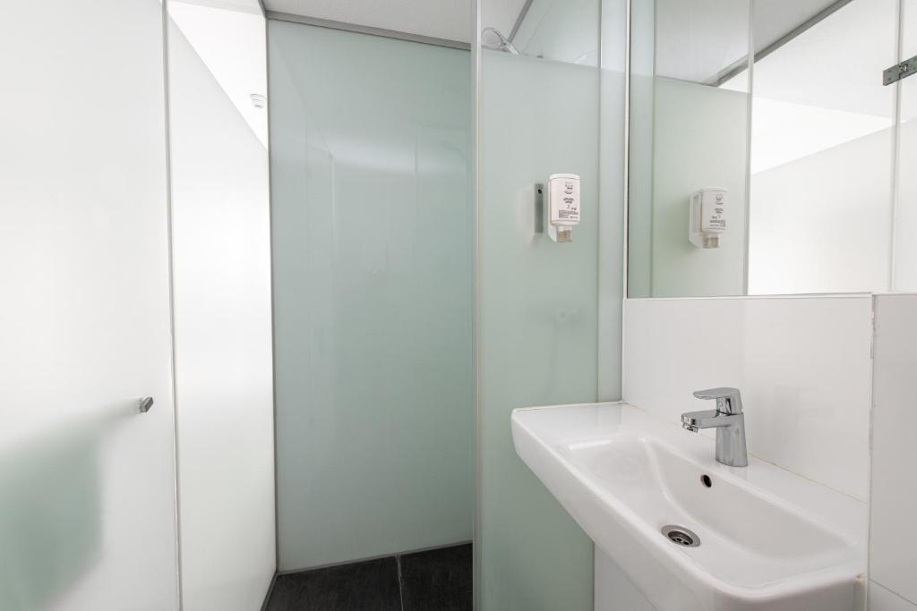 easyHotel Rotterdam City Centre - Resim 24