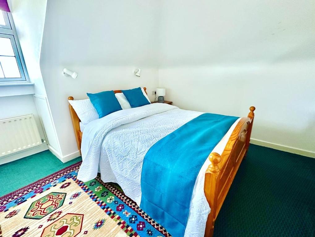 Postel nebo postele na pokoji v ubytování Railway Lodge