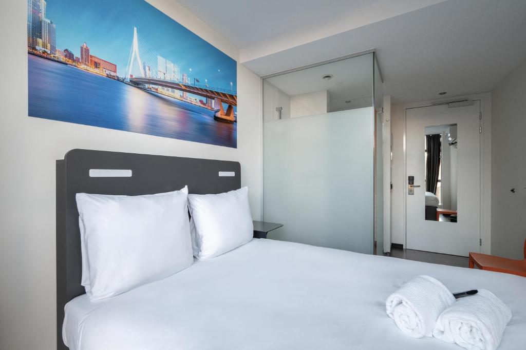 easyHotel Rotterdam City Centre - Resim 8