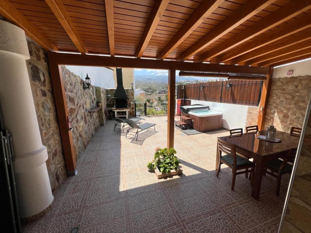um pátio com uma mesa e cadeiras e uma lareira em Casa Amelia em Las Palmas de Gran Canaria