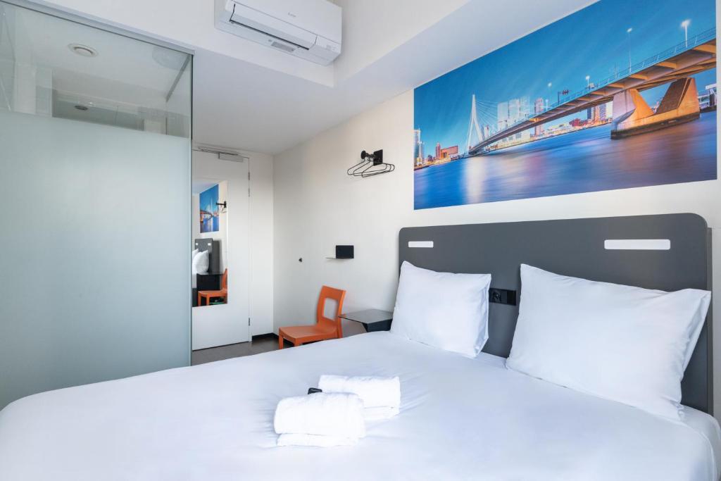 easyHotel Rotterdam City Centre - Resim 25