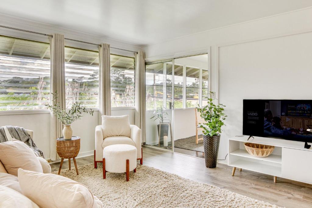 TV a/nebo společenská místnost v ubytování Hilo Apartment with Lanai - 2 Mi to Beaches!