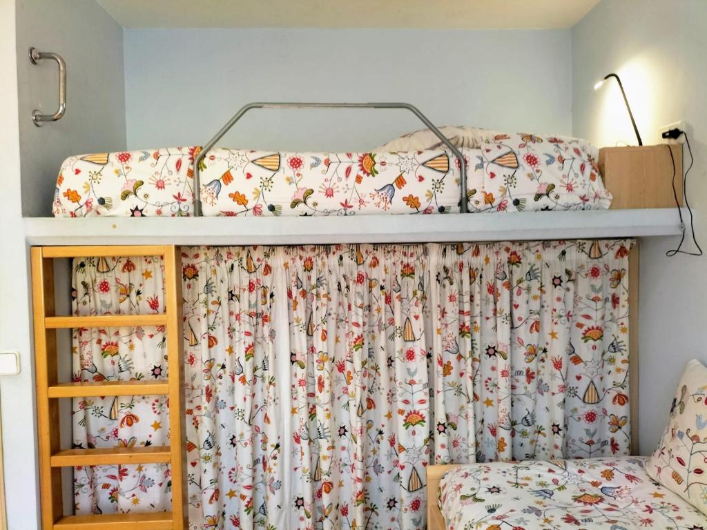 1 dormitorio con litera y dosel en La Quiniela, en Aviá