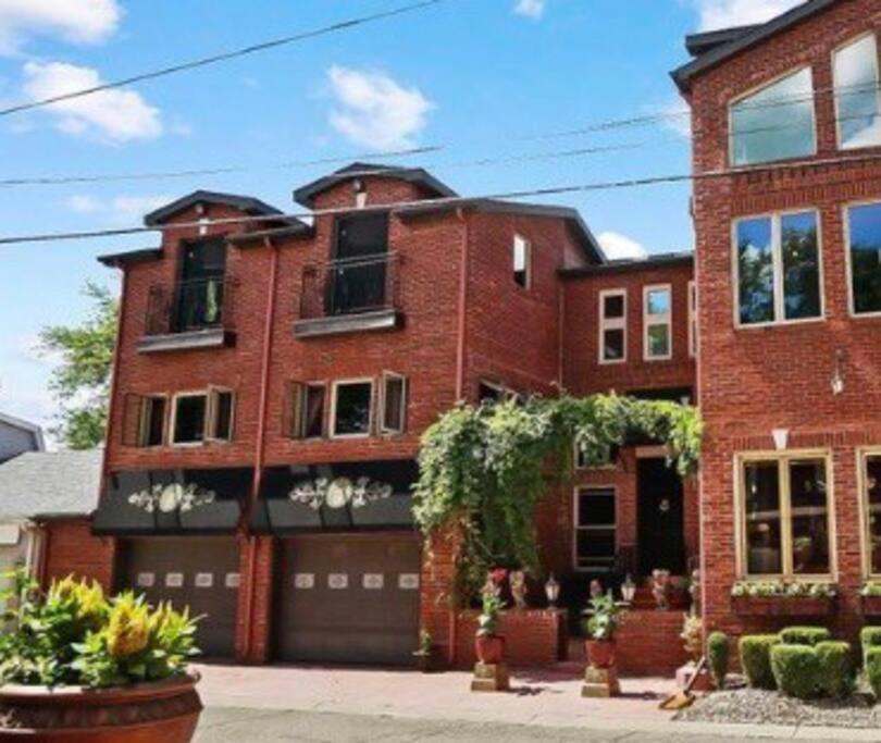 Part of Mini-Mansion, private, 3 story Lake Erie views - Villa De Deux Chambres