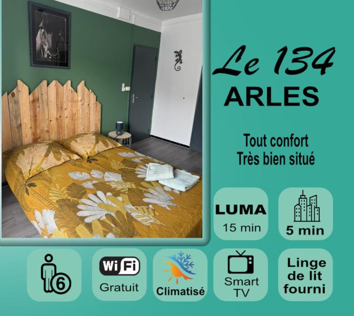 um poster de um quarto com uma cama com um padrão de flores em Le 134 Arles Centre climatisé 1 à 4 personnes Appartement em Arles