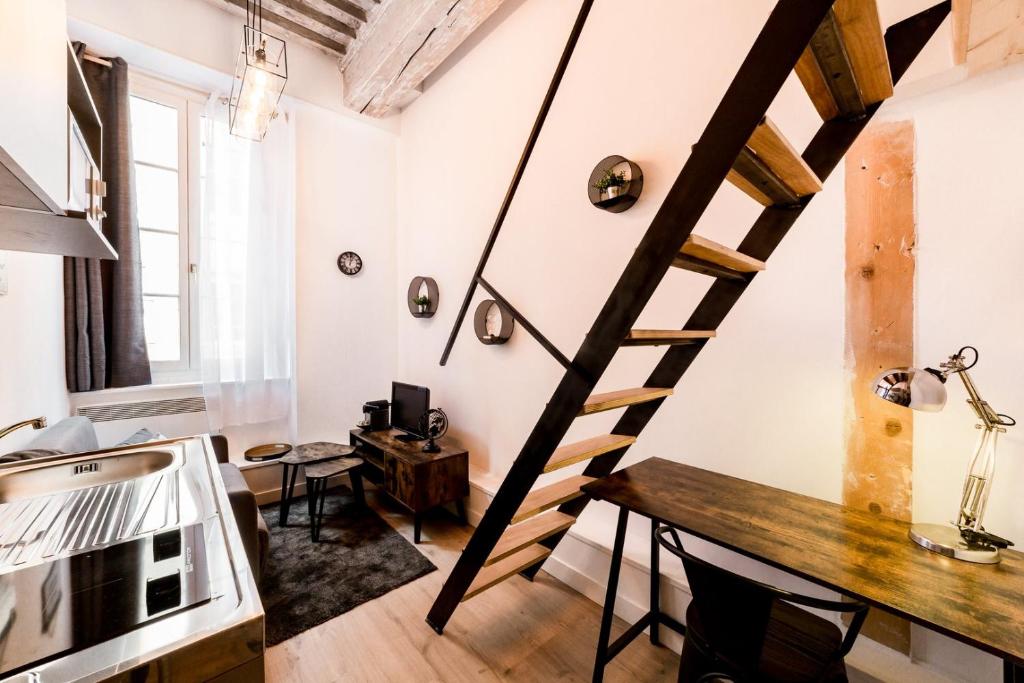 un petit appartement avec un escalier en colimaçon dans une cuisine dans l'établissement Duplex dans les pentes de la Croix-Rousse AIL, à Lyon