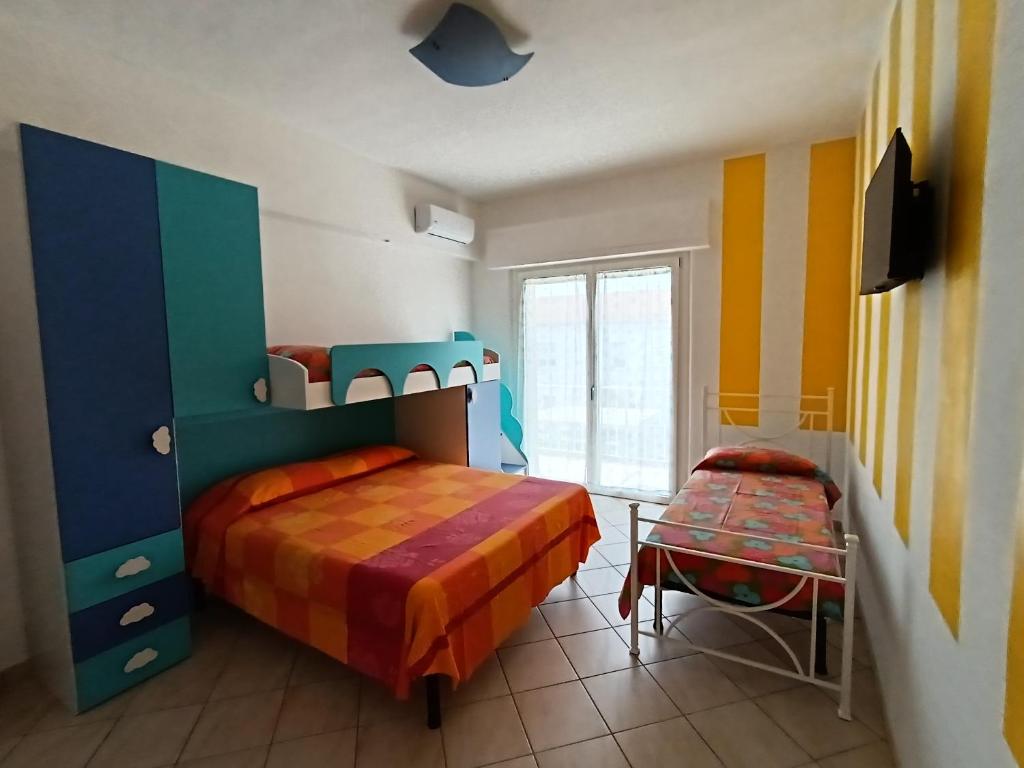 um quarto com uma cama e uma cadeira em A casa di Berna e Tere em Venturina Terme