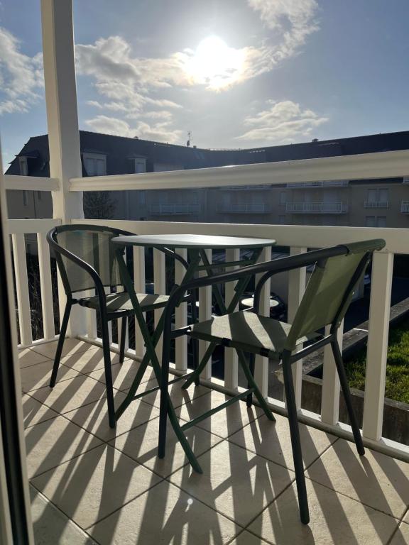 Parveke tai terassi majoituspaikassa CABOURG - 2 PI&Egrave;CES avec Balcon et parking- Hyper Centre et Plage