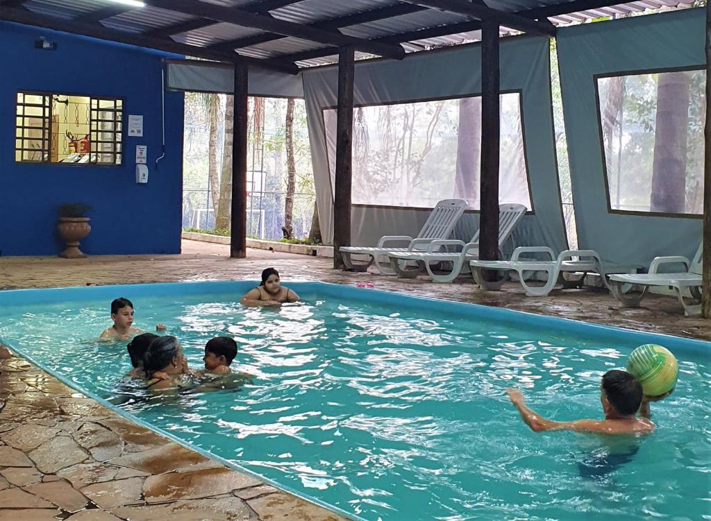 a group of children playing in a swimming pool at Hotel Fazenda Pirâmides in Atibaia