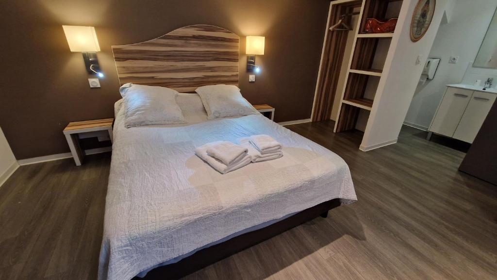 Postel nebo postele na pokoji v ubytování Hôtel Au Valéry