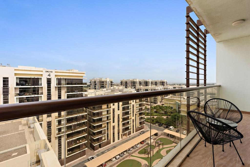 balcón con vistas a la ciudad en Silkhaus Contemporary 1 BDR Next to Golf Course, en Abu Dabi