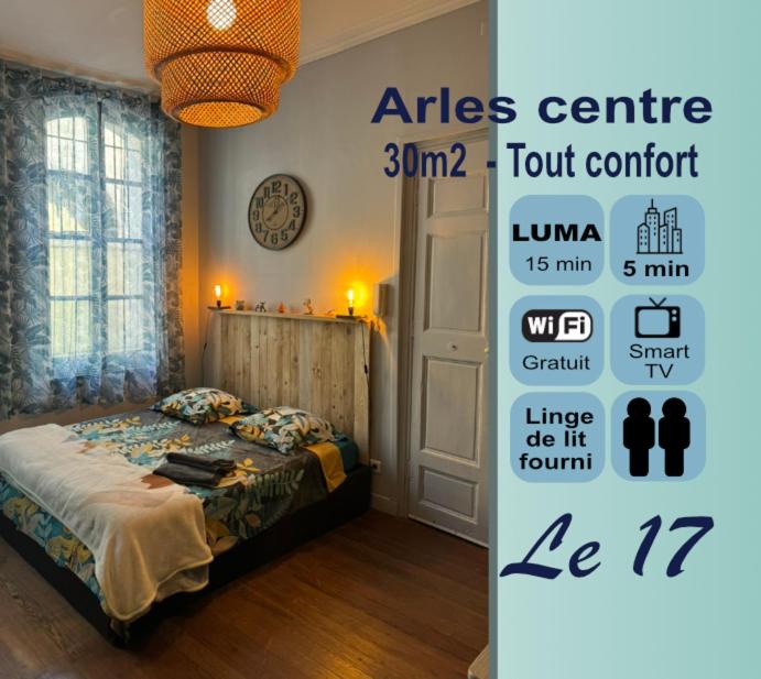 Cartel de un dormitorio con cama en una habitación en Arles Centre historique Studio climatisé 1 à 2 personnes, en Arles