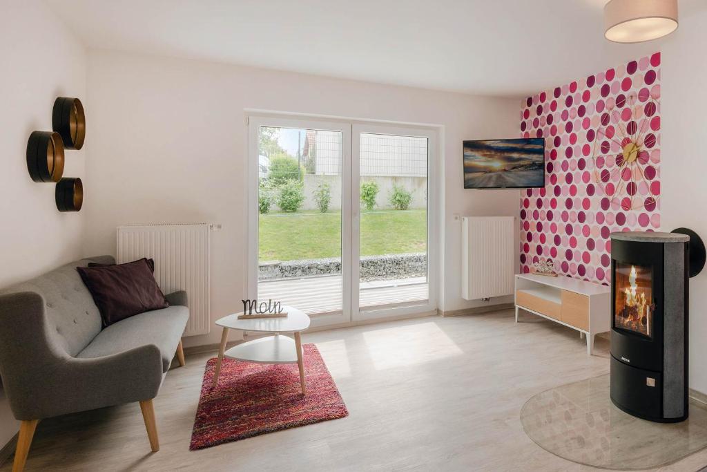 ein Wohnzimmer mit einem Sofa und einem Kamin in der Unterkunft Villa Doris Whg 1 Merilyn in Heringsdorf