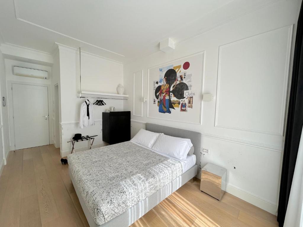 um quarto branco com uma cama num quarto em Guicciardini 24 em Florença