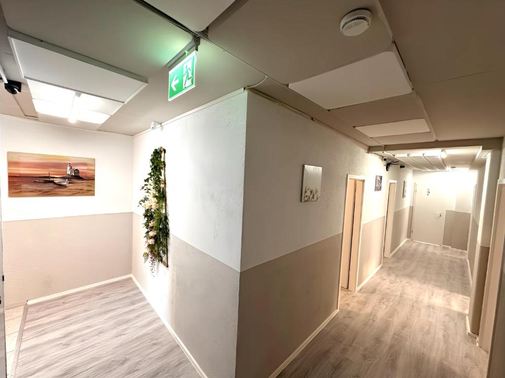 un couloir dans un bureau avec un panneau sur le mur dans l'établissement F-F Haus, à Schlierbach