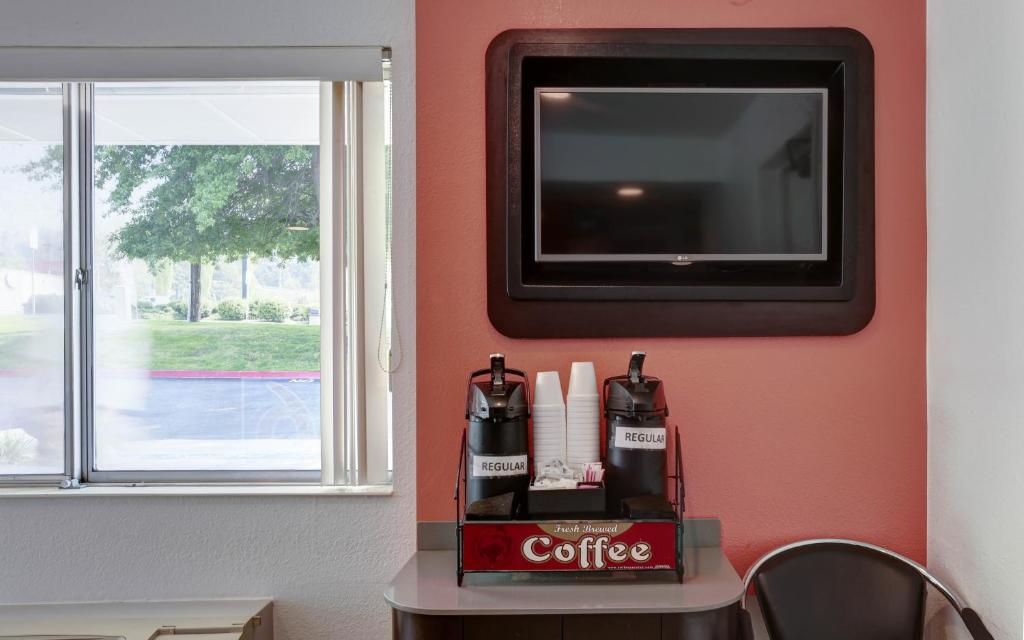 TV a/nebo společenská místnost v ubytování Motel 6-Grants Pass, OR