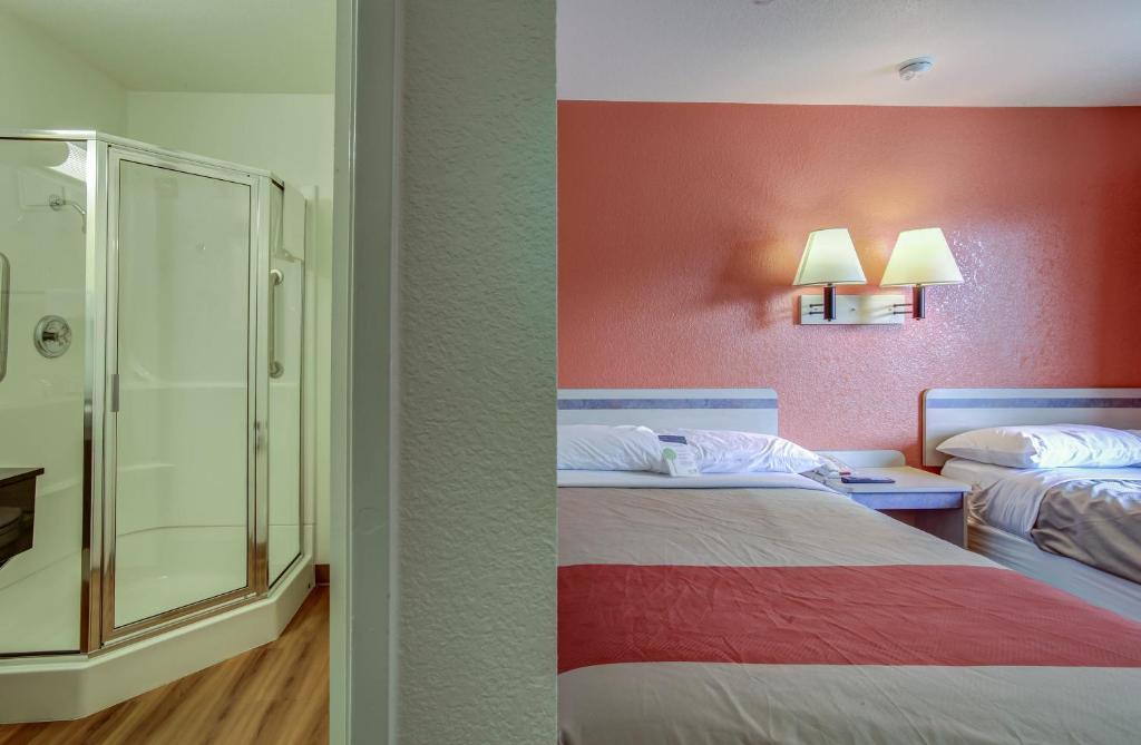 Postel nebo postele na pokoji v ubytování Motel 6-Grants Pass, OR