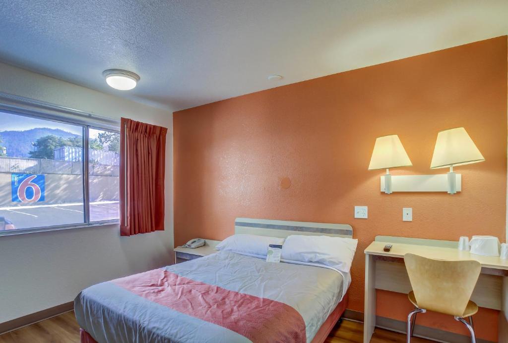 Postel nebo postele na pokoji v ubytování Motel 6-Grants Pass, OR