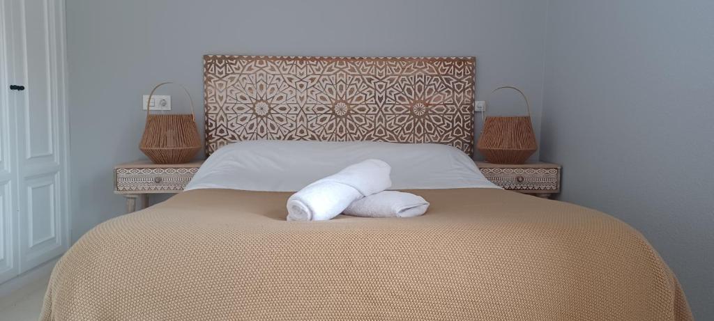 łóżko z dwoma ręcznikami na górze w obiekcie CHALET Cubo de las Monjas w mieście Nava del Rey