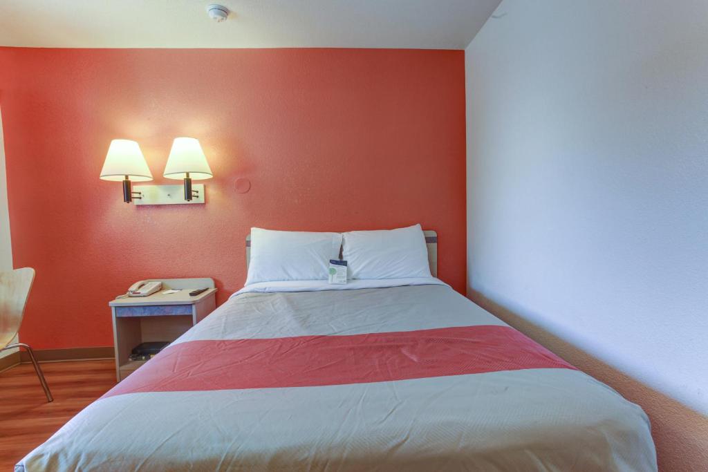 Postel nebo postele na pokoji v ubytování Motel 6-Grants Pass, OR
