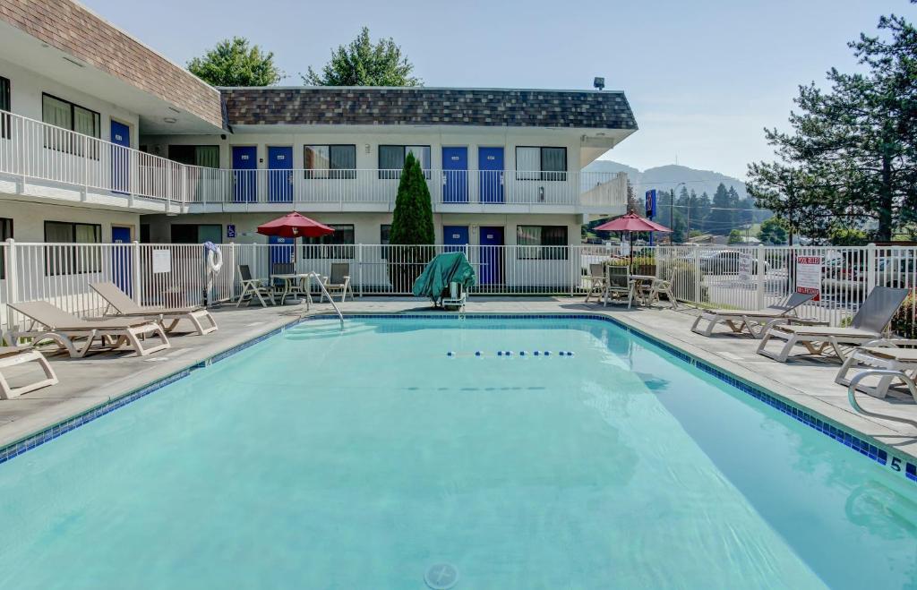 Bazén v ubytování Motel 6-Grants Pass, OR nebo v jeho okolí