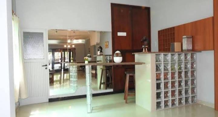 uma grande cozinha com um balcão num quarto em Hotel 24/11 em Mar del Plata
